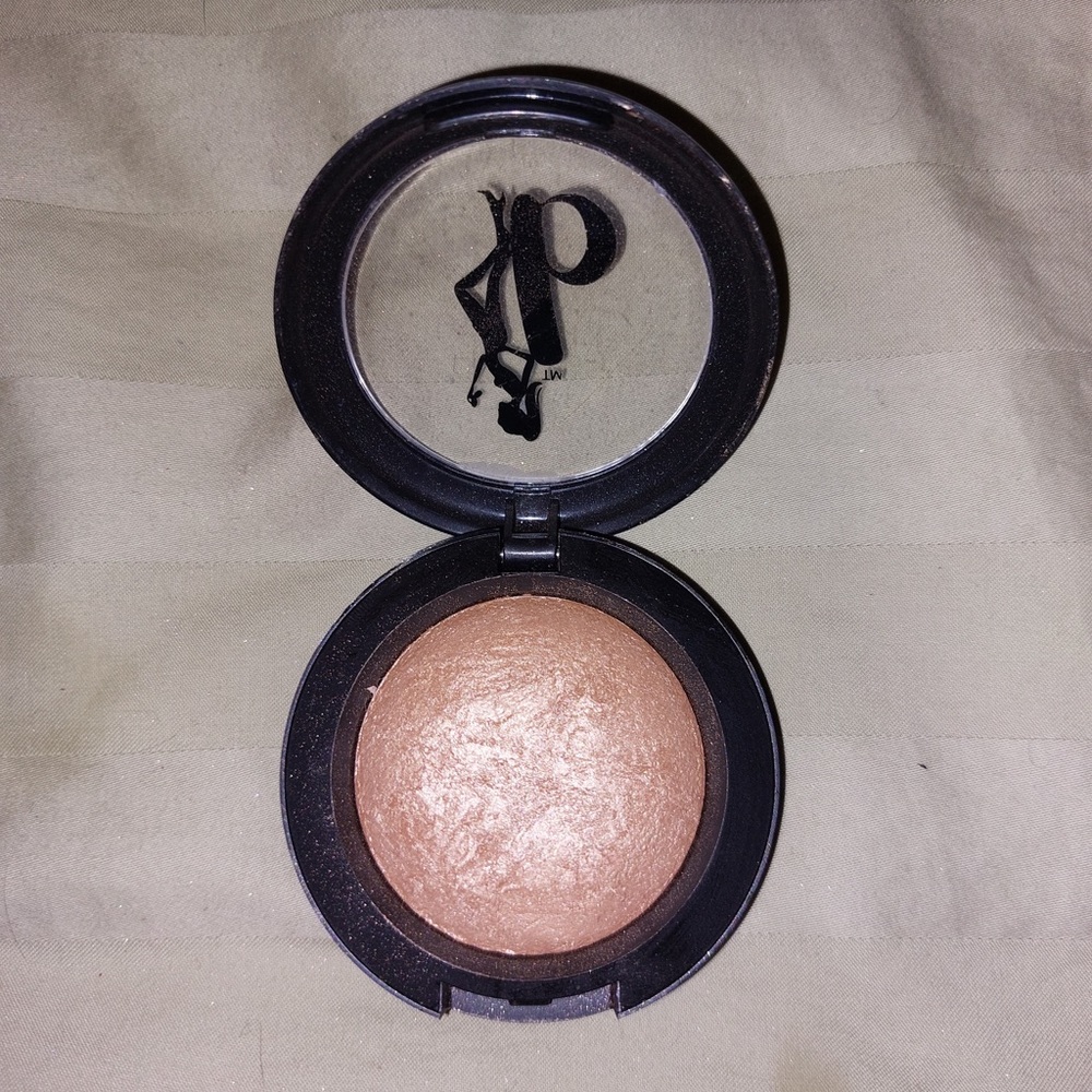 Baked Bronzer in “Heat Wave” by Be A Bombshell Cosmetics